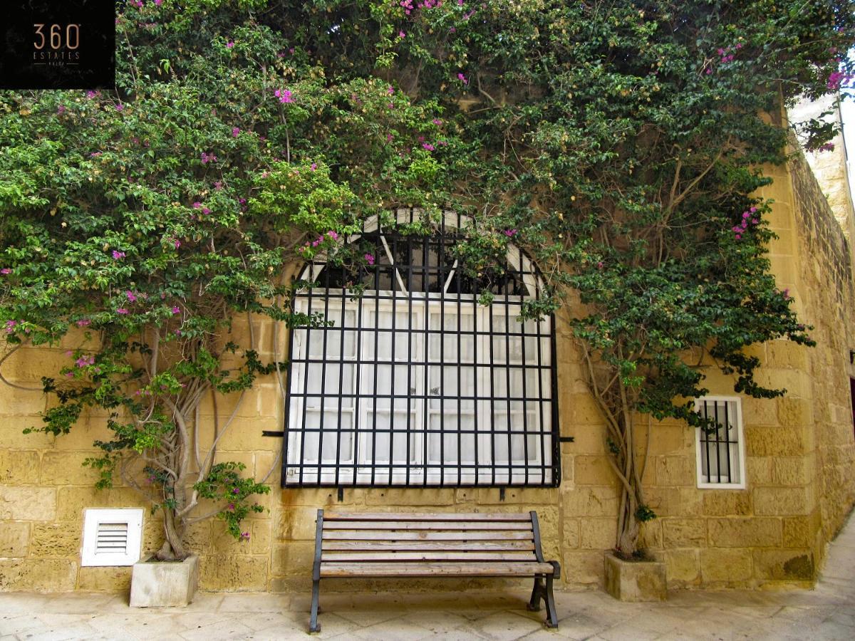 Palazzo 16Th Century Mdina, Opposite St Paul'S Cathedral By 360 Estates Apartment Exterior foto