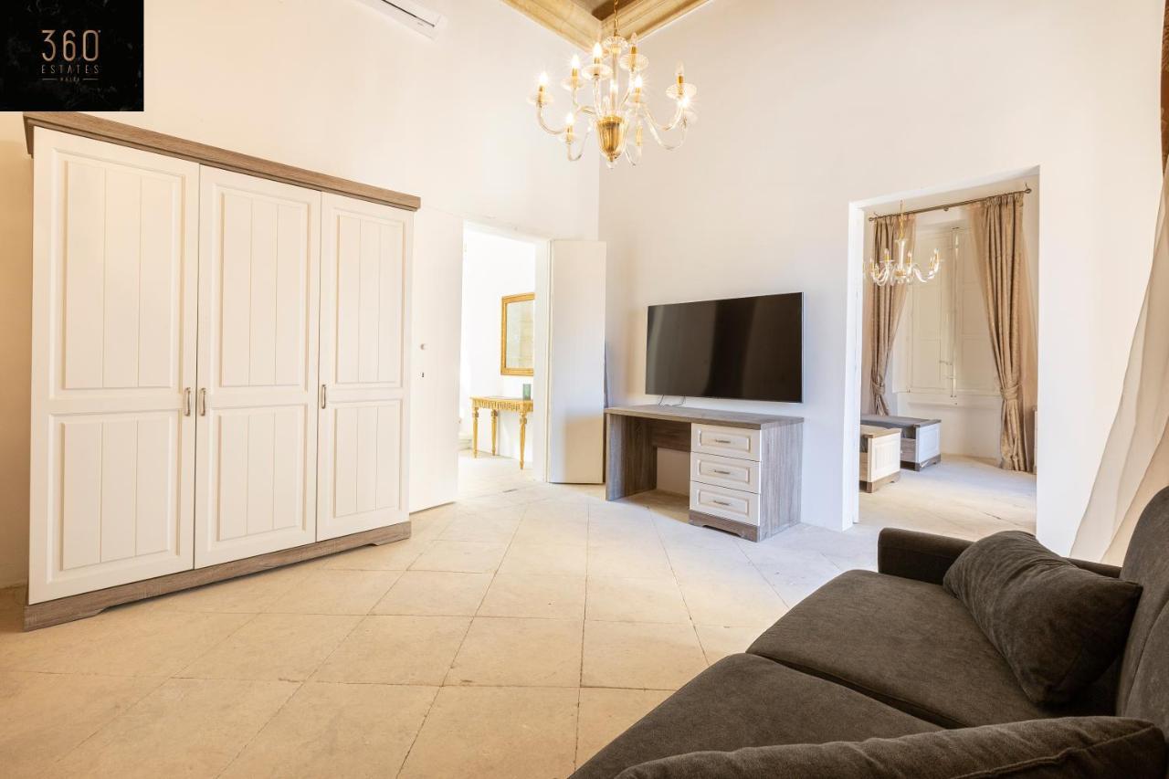 Palazzo 16Th Century Mdina, Opposite St Paul'S Cathedral By 360 Estates Apartment Exterior foto